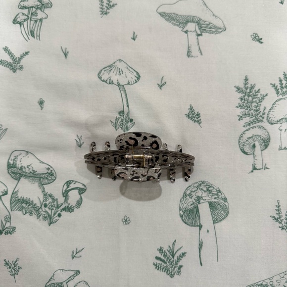 Emi Jay Big Effing Clip in Snow Leopard - Picture 3 of 5